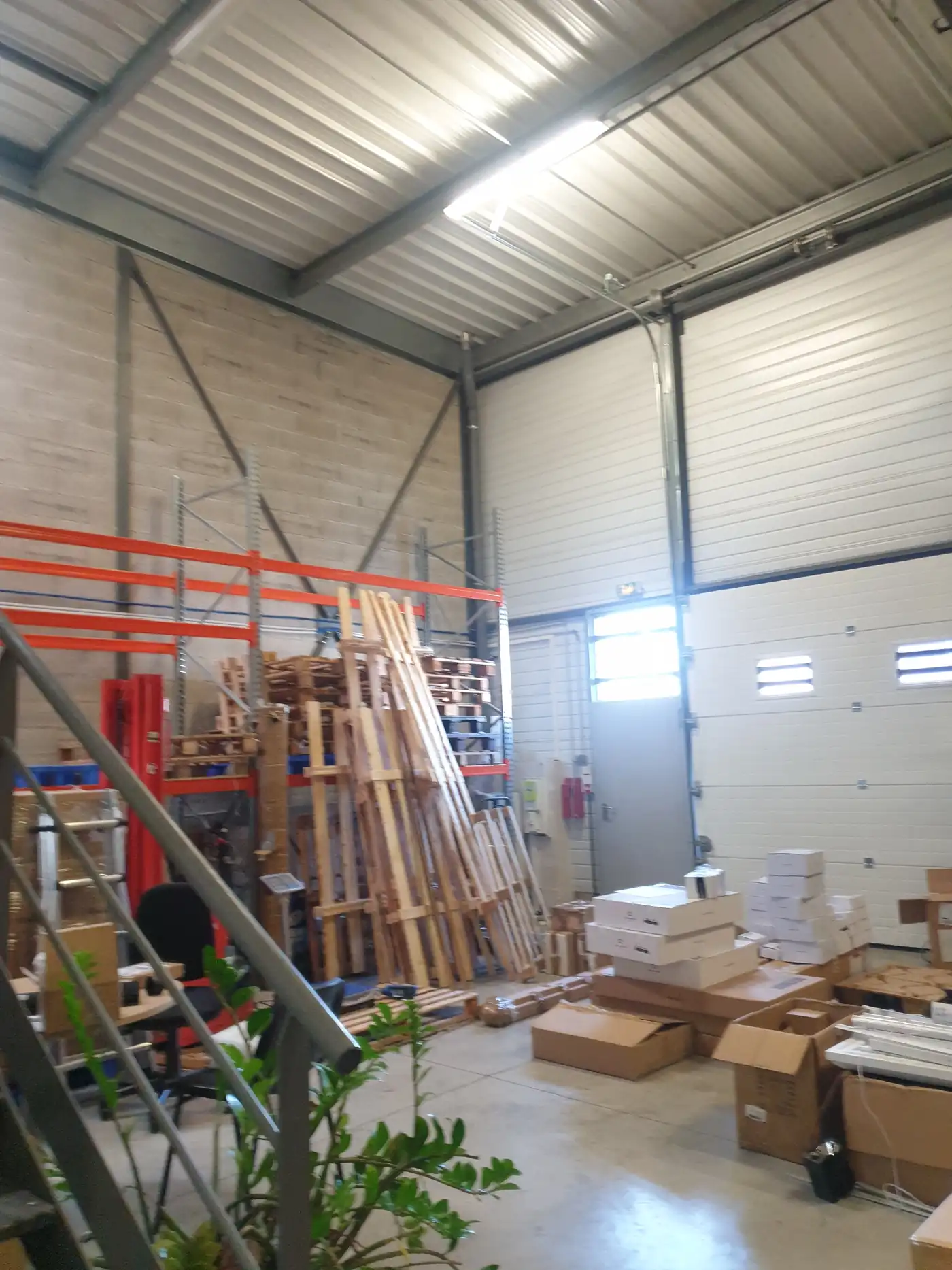 Entrepôt de grande hauteur avec porte sectionnelle, stockage Camargue 4 Montpellier
