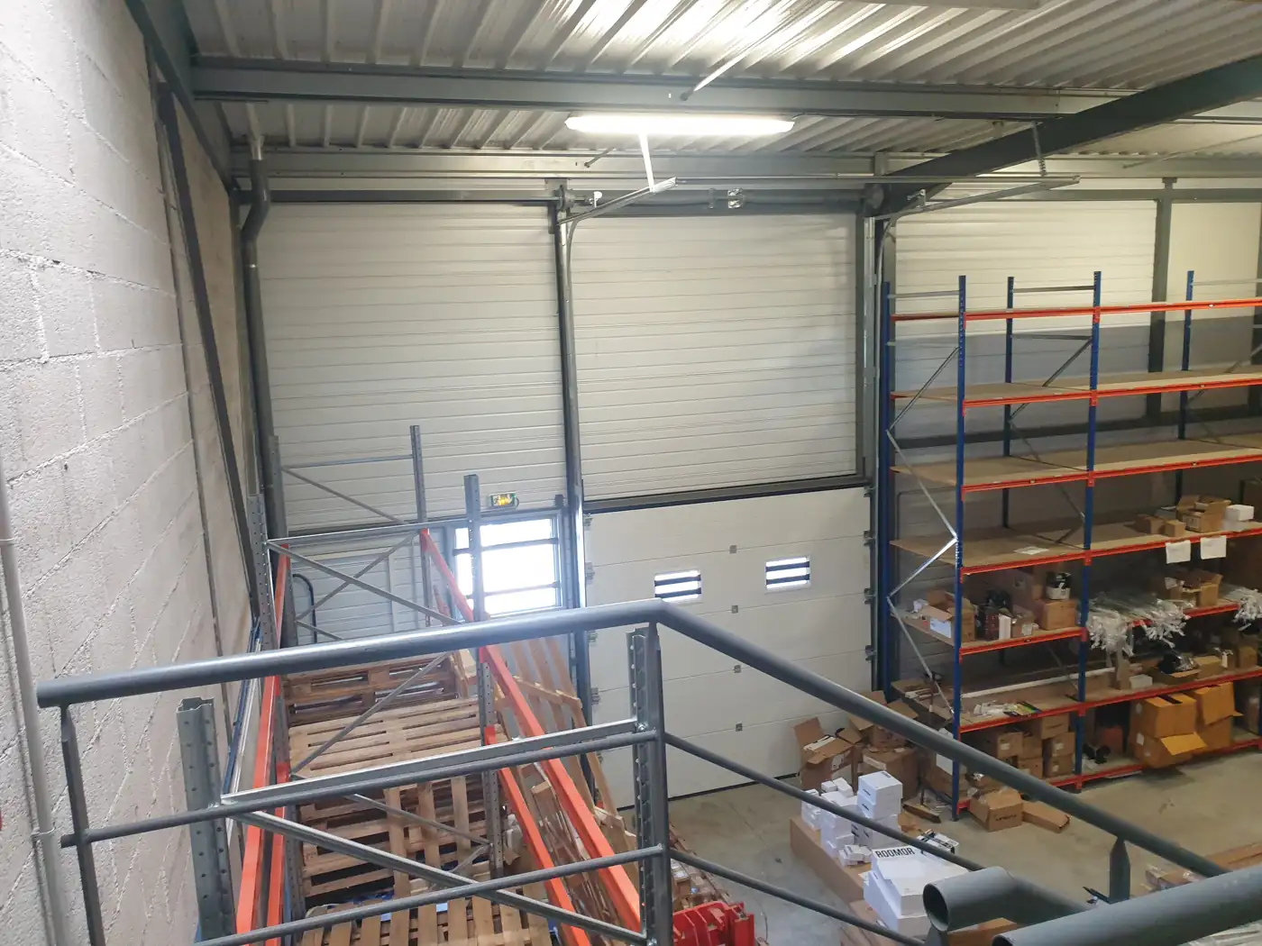 Mezzanine avec rayonnage de stockage, entrepôt Camargue 4 Montpellier
