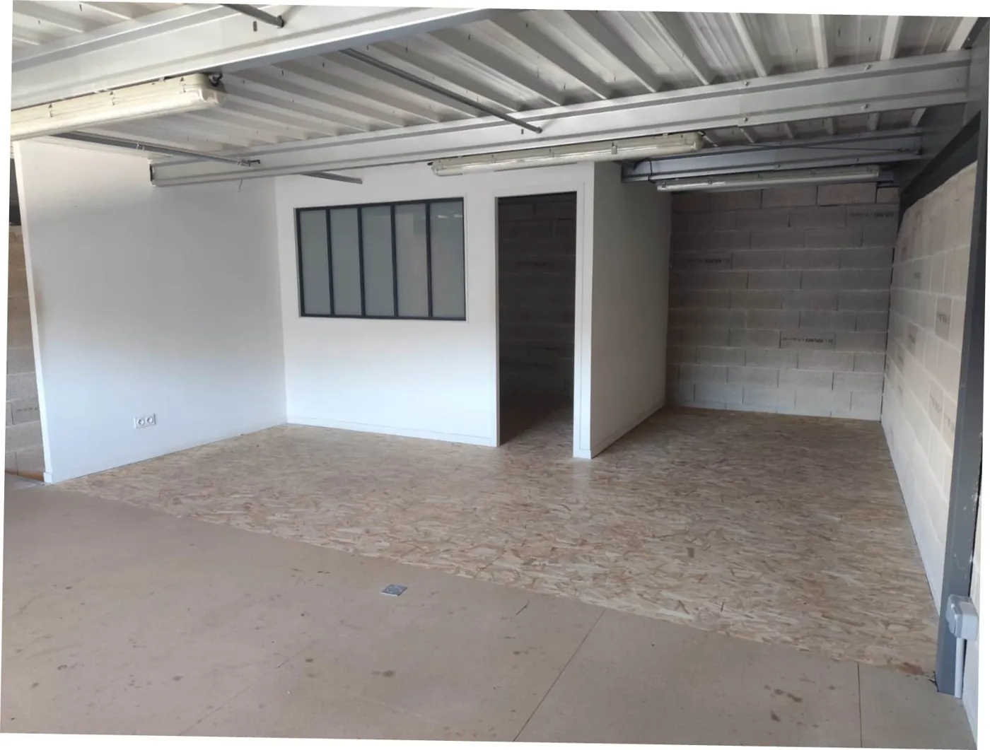 Local de stockage G1-68 aménagé avec bureau cloison verrière, Garosud Montpellier