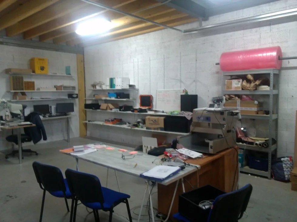 Espace de travail aménagé dans le local G1-68, Garosud Montpellier