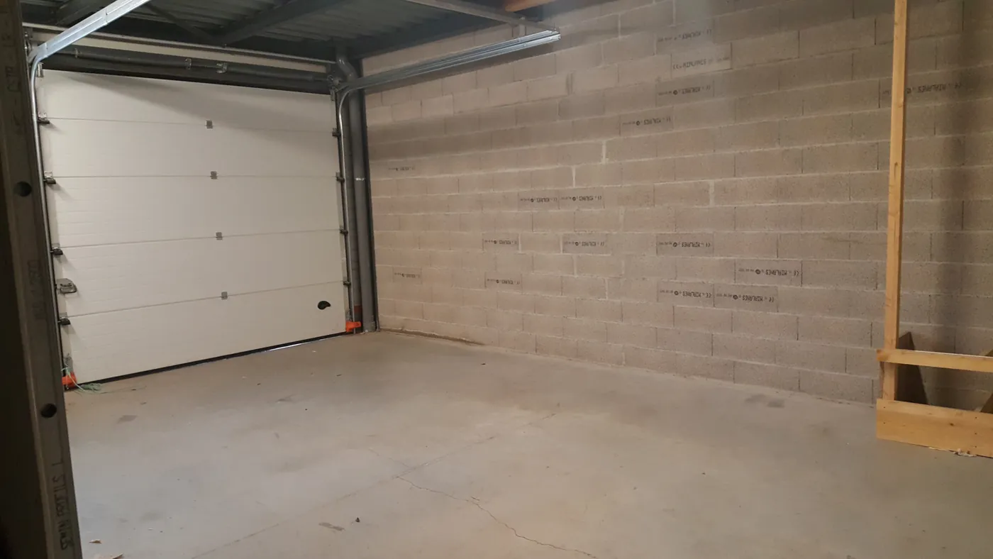 Local de stockage G1-68 de 68 m² à louer, porte sectionnelle, Garosud Montpellier