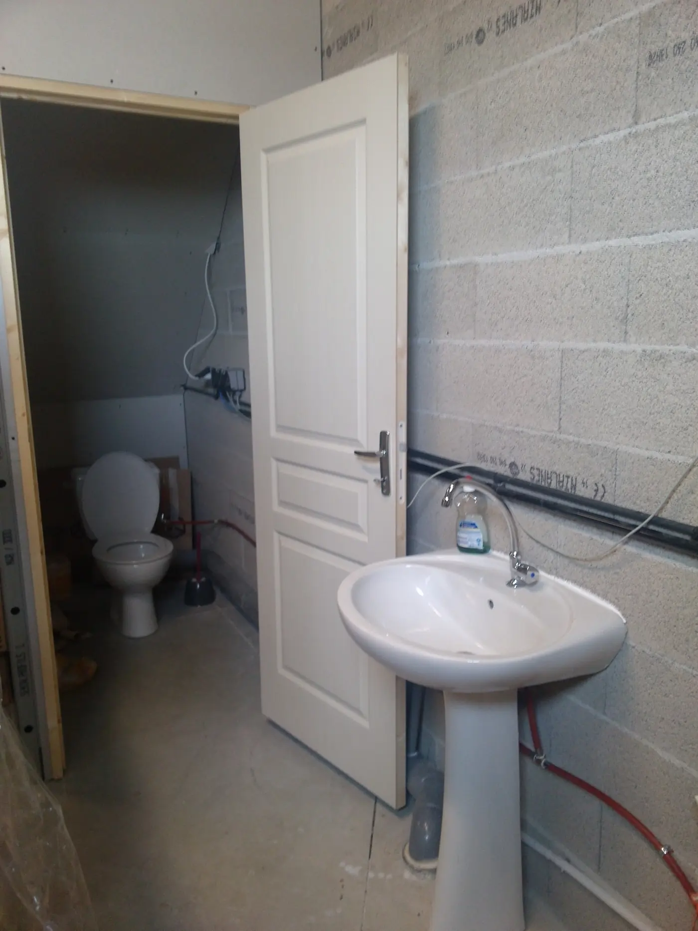 Sanitaires (WC et lavabo) du local de stockage G1-68, Garosud Montpellier