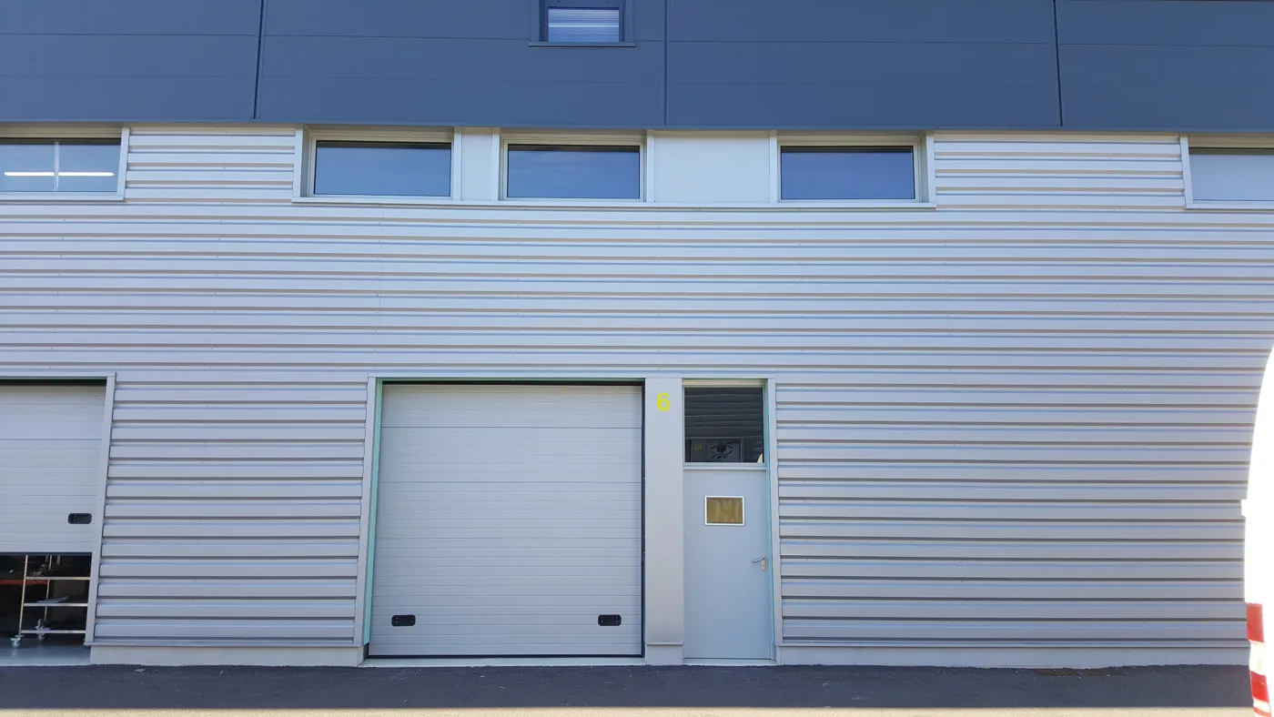 Façade du local de stockage G2-102, porte sectionnelle, Garosud Montpellier