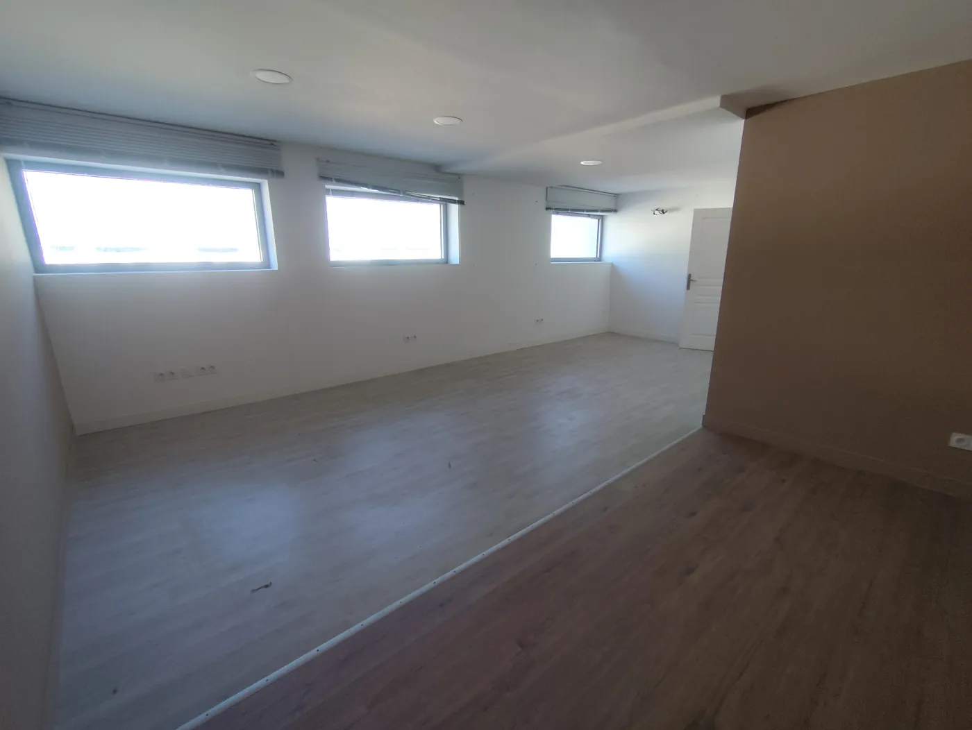 Mezzanine de stockage aménagée de 32 m², local G2-102, éclairage LED, Garosud Montpellier