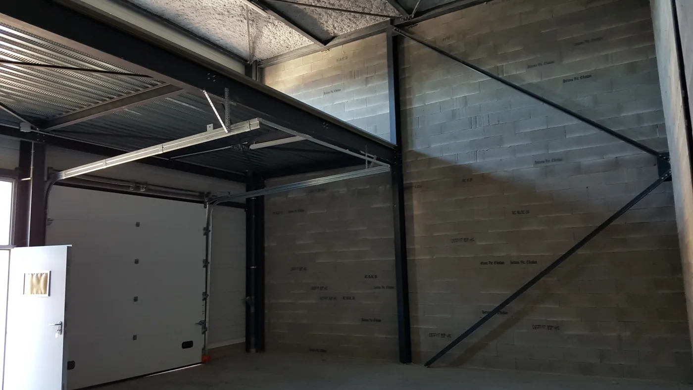 Local de stockage G2-102, 7 m sous plafond, porte sectionnelle 3x3 m, Garosud Montpellier