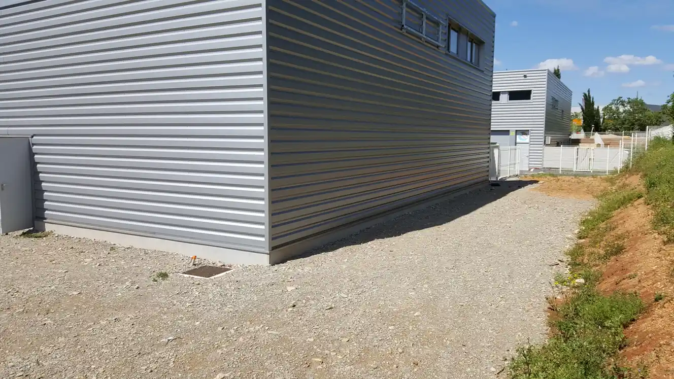Cours extérieure privative de 193 m² de l'entrepôt G2-33, Garosud Montpellier
