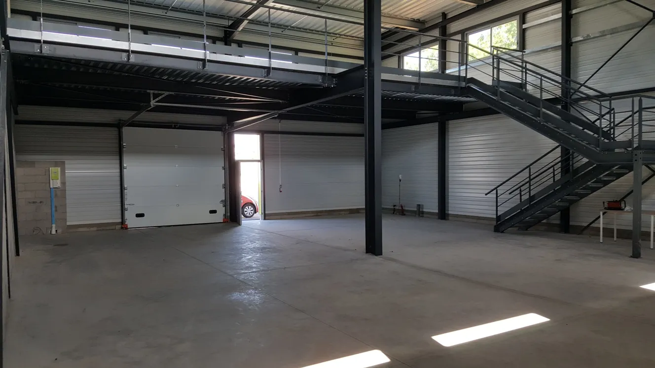 Entrepôt de stockage G2-33 de 273 m² avec porte sectionnelle 3x3 m et mezzanine, Garosud Montpellier