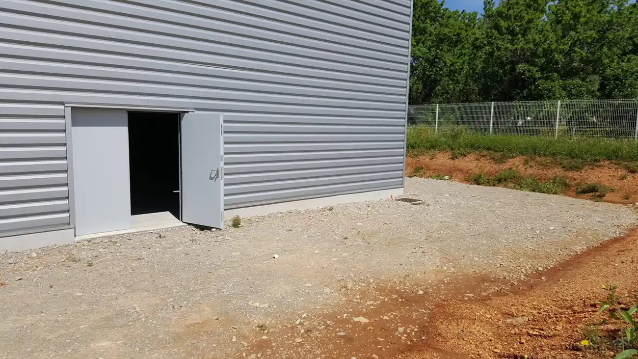 Porte sur cours privative extérieure, entrepôt G2-33, Garosud Montpellier