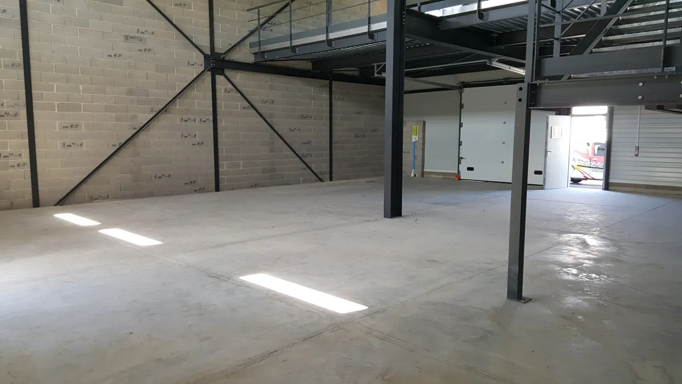 Entrepôt G2-33 brut, 7 m sous plafond, Garosud Montpellier