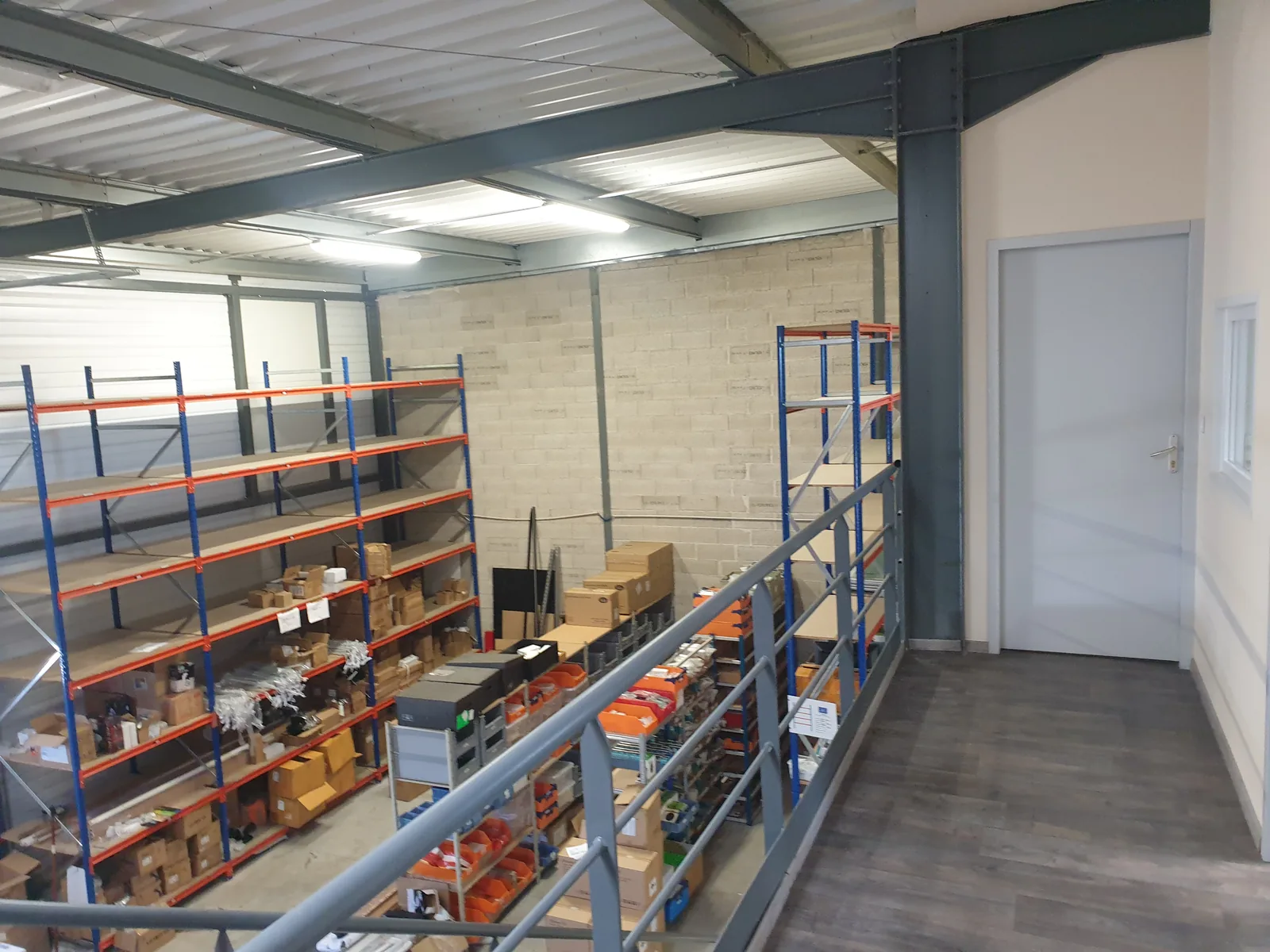 Mezzanine de stockage avec rayonnages et picking